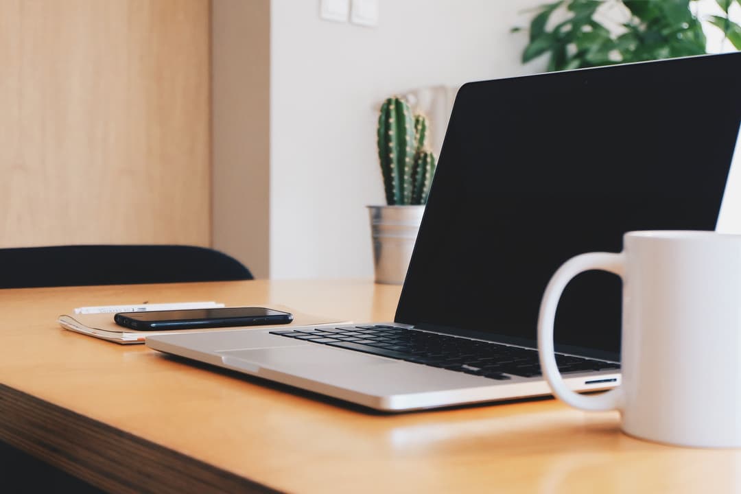 Bureau avec ordinateur